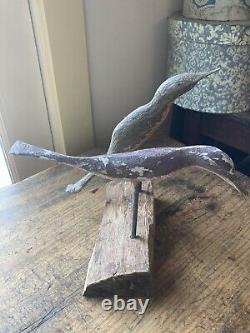 Appât primitif pour oiseaux de rivage sculptés en bois dans un style d'art populaire avec de la peinture ancienne