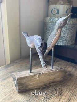 Appât primitif pour oiseaux de rivage sculptés en bois dans un style d'art populaire avec de la peinture ancienne