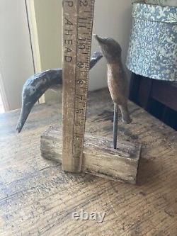 Appât primitif pour oiseaux de rivage sculptés en bois dans un style d'art populaire avec de la peinture ancienne