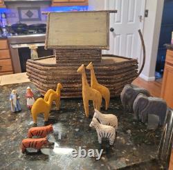 Arche de Noé antique en bois sculpté, art populaire en bois avec des animaux, vintage