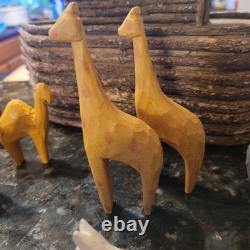 Arche de Noé antique en bois sculpté, art populaire en bois avec des animaux, vintage
