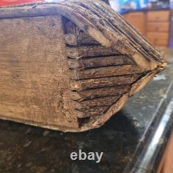 Arche de Noé antique en bois sculpté, art populaire en bois avec des animaux, vintage