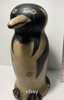 Arrêt de porte en bois primitif ancien sculpté et peint à la main représentant un pingouin