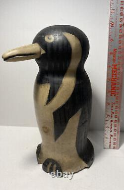 Arrêt de porte en bois primitif ancien sculpté et peint à la main représentant un pingouin