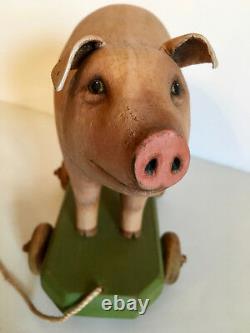 Art Folk Vintage Primitive Pig On Wheels. Sculpté À La Main. Perspectives Crate
