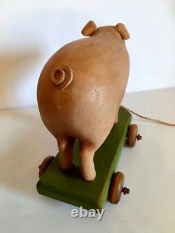 Art Folk Vintage Primitive Pig On Wheels. Sculpté À La Main. Perspectives Crate