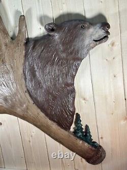 Art mural d'ours taillé à la main en bois de cerf de chevreuil, sculpture à la tronçonneuse, art rustique de cabane folklorique.