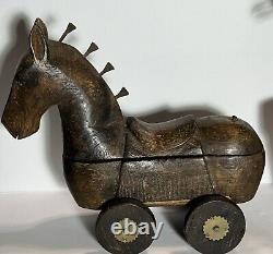 Art populaire Cheval en bois sculpté sur roues Compartiment de rangement