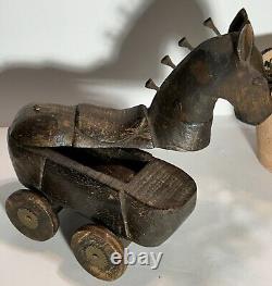 Art populaire Cheval en bois sculpté sur roues Compartiment de rangement