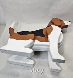 Art populaire Chien de chasse Beagle sculpté en bois, grand format