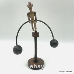 Art populaire Primitive Homme en équilibre sur base en bois Jouet vintage cinétique sculpté à la main