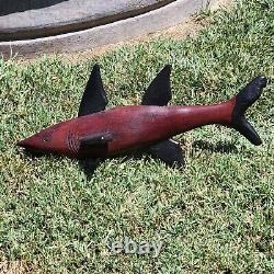 Art populaire : Requin en bois sculpté à la main, primitif et fantastique