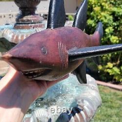 Art populaire : Requin en bois sculpté à la main, primitif et fantastique