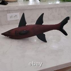 Art populaire : Requin en bois sculpté à la main, primitif et fantastique