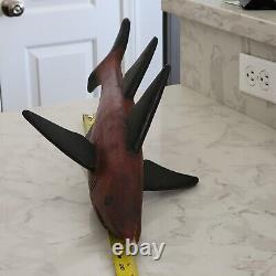 Art populaire : Requin en bois sculpté à la main, primitif et fantastique