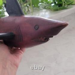 Art populaire : Requin en bois sculpté à la main, primitif et fantastique