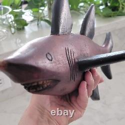 Art populaire : Requin en bois sculpté à la main, primitif et fantastique