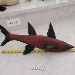 Art populaire : Requin en bois sculpté à la main, primitif et fantastique