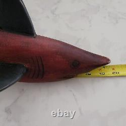 Art populaire : Requin en bois sculpté à la main, primitif et fantastique