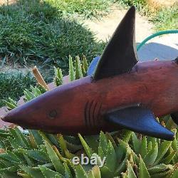 Art populaire : Requin en bois sculpté à la main, primitif et fantastique