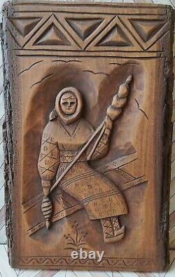 Art populaire Sculptée Bois Femme Européenne Vêtements Traditionnels 9x14 Primitif Vintage