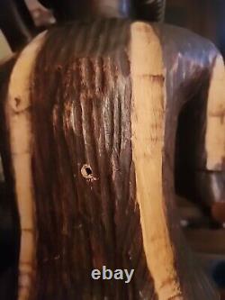 Art populaire Tiki tahitien en bois sculpté à la main Hommes 22 pouces de hauteur Bois massif Rare