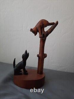 Art populaire américain rural. Sculpture sur bois d'un chien chassant un raton laveur (signée par l'artiste)