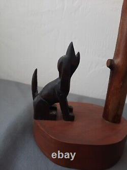 Art populaire américain rural. Sculpture sur bois d'un chien chassant un raton laveur (signée par l'artiste)