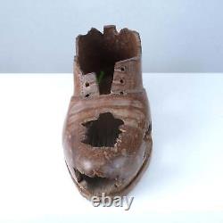 Art populaire ancien - Chaussure en bois sculptée abîmée