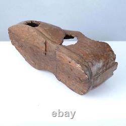 Art populaire ancien - Chaussure en bois sculptée abîmée