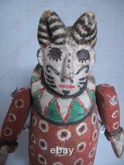 Art populaire ancien clown en bois sculpté et peint / chat avec bras et jambes articulés vers les années 1930