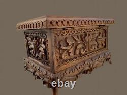 Art populaire antique Yildirim Turquie Boîte à pieds en bois de noyer sculpté avec étiquette originale