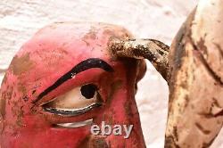Art populaire antique du Guerrero au Mexique : Masque de danse en bois sculpté représentant un homme mangeant un poisson