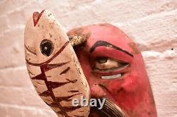 Art populaire antique du Guerrero au Mexique : Masque de danse en bois sculpté représentant un homme mangeant un poisson