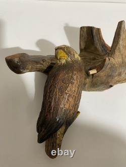 Art populaire antique en bois sculpté, aigle américain sur perchoir d’arbre 13