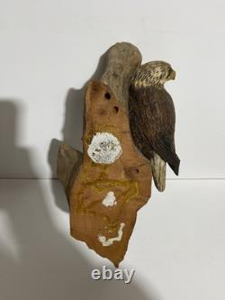 Art populaire antique en bois sculpté, aigle américain sur perchoir d’arbre 13