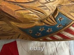 Art populaire avec aigle sculpté, drapeau et étoiles sculptées