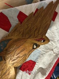 Art populaire avec aigle sculpté, drapeau et étoiles sculptées