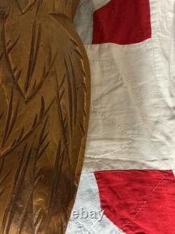Art populaire avec aigle sculpté, drapeau et étoiles sculptées