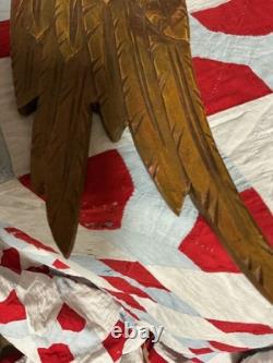Art populaire avec aigle sculpté, drapeau et étoiles sculptées