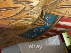 Art populaire avec aigle sculpté, drapeau et étoiles sculptées