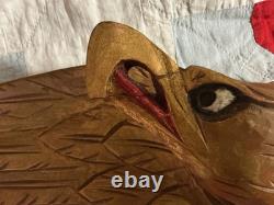 Art populaire avec aigle sculpté, drapeau et étoiles sculptées
