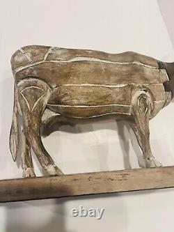 Art populaire en bois et fer forgé sculpté à la main de vache vintage