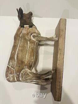 Art populaire en bois et fer forgé sculpté à la main de vache vintage