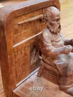 Art populaire en bois rare, cordonnier sculpté à la main par André Bourgault, signé