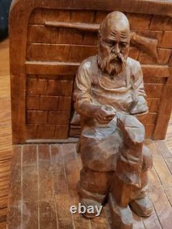 Art populaire en bois rare, cordonnier sculpté à la main par André Bourgault, signé