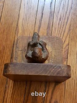 Art populaire en bois rare, cordonnier sculpté à la main par André Bourgault, signé