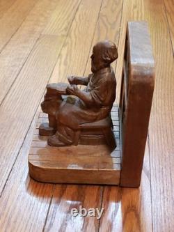 Art populaire en bois rare, cordonnier sculpté à la main par André Bourgault, signé