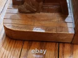 Art populaire en bois rare, cordonnier sculpté à la main par André Bourgault, signé Art populaire en bois rare, cordonnier sculpté à la main par André Bourgault, signé