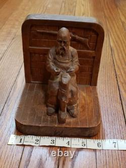 Art populaire en bois rare, cordonnier sculpté à la main par André Bourgault, signé